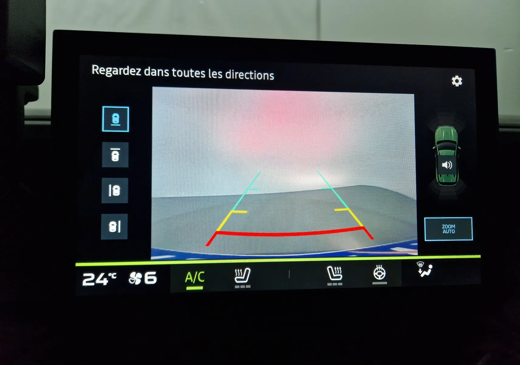 Écran de caméra de recul du Dacia Duster noir 2024 affichant les lignes de guidage et la vue 360° intérieure.