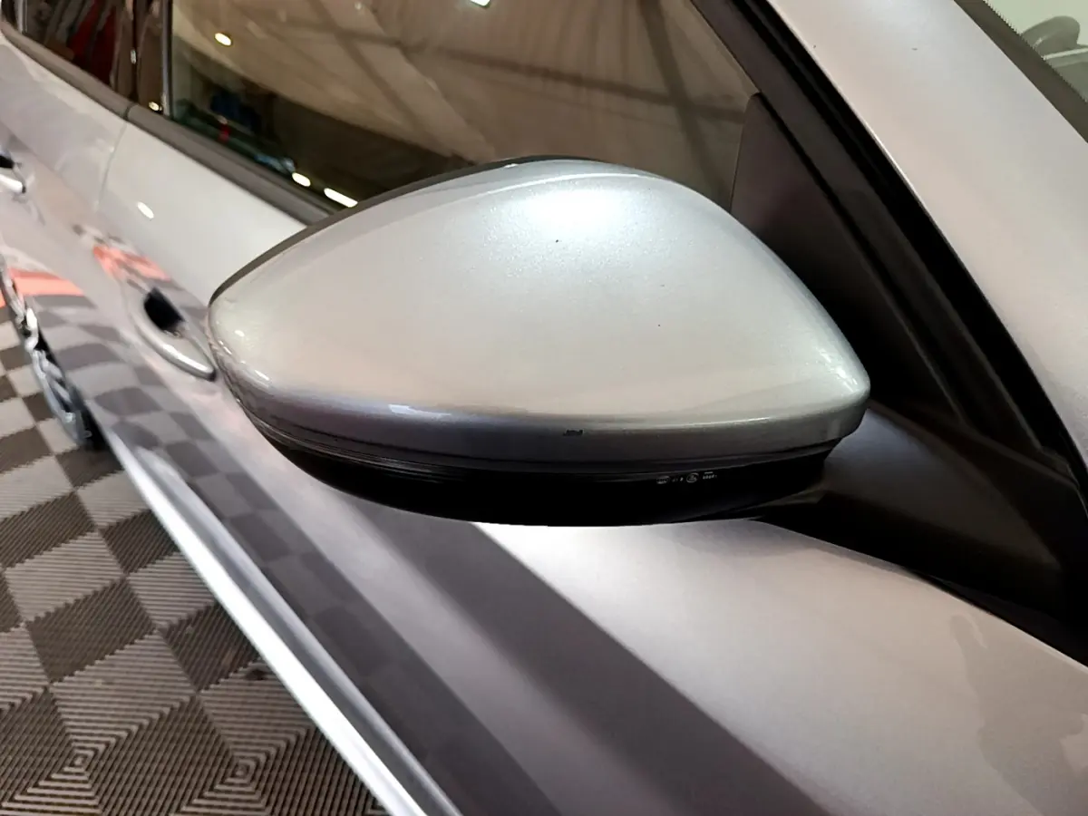 Rétroviseur côté conducteur gris clair de la Peugeot 208 PureTech 100 S&S Allure Business, vue rapprochée sur porte avant.