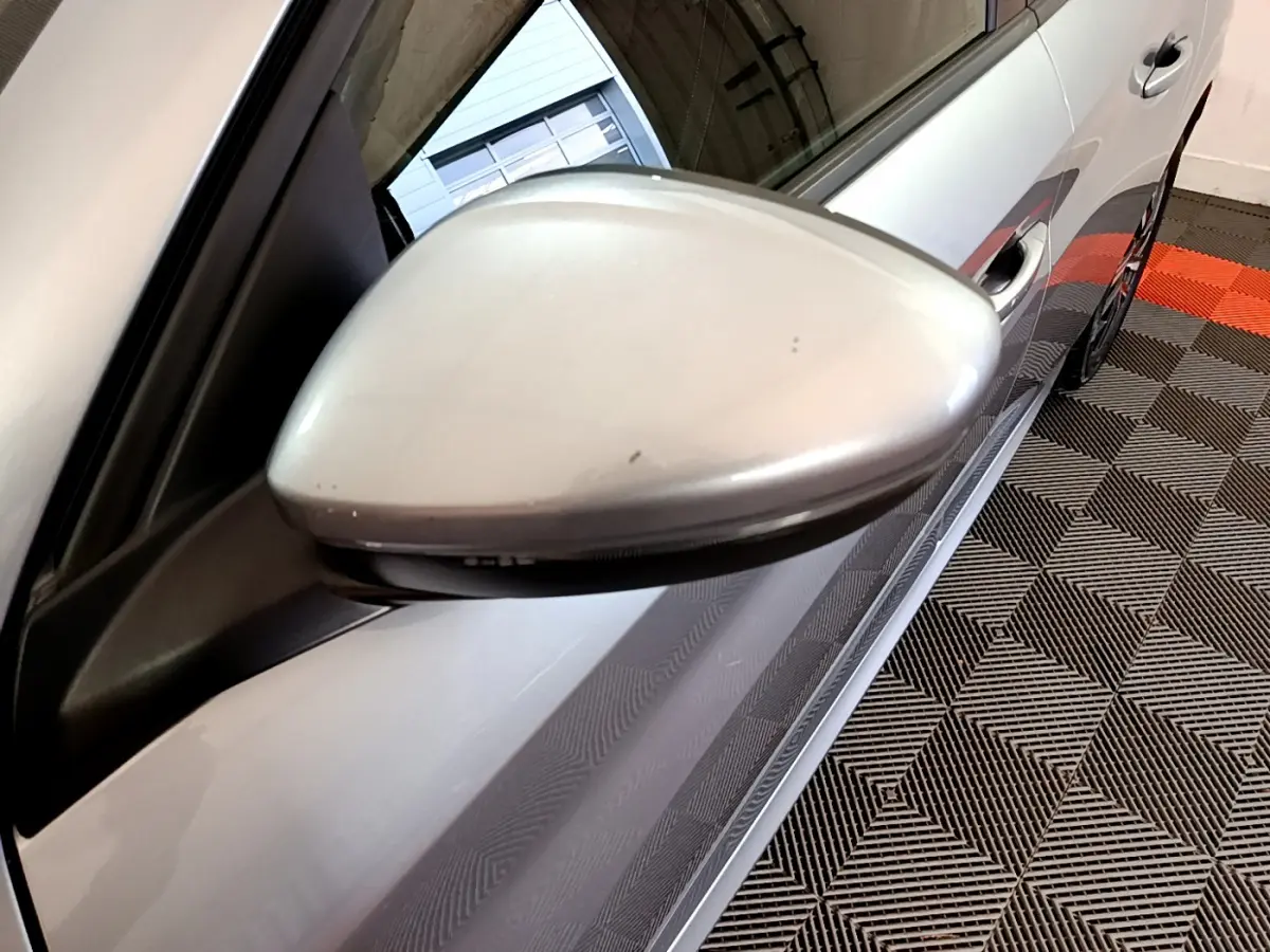 Rétroviseur côté gauche gris clair de la Peugeot 208 PureTech 100 S&S Allure Business, vue rapprochée en intérieur.