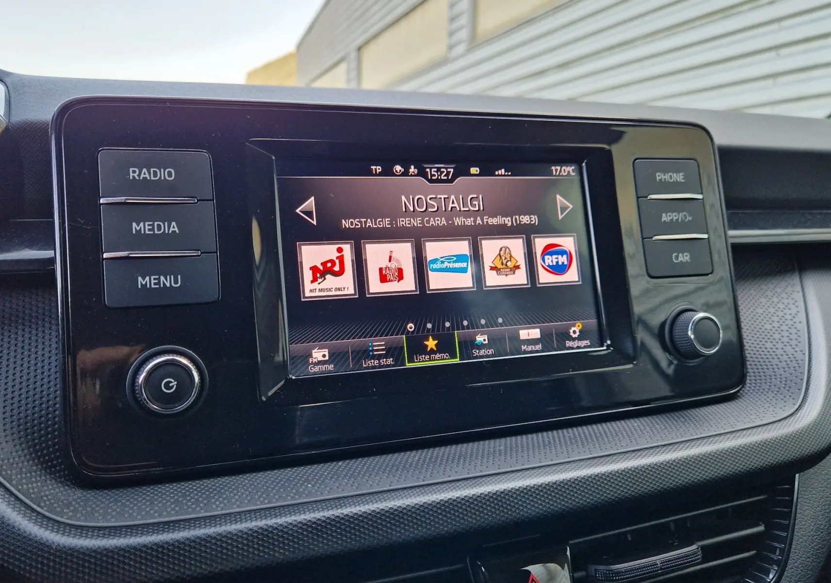 Écran tactile central de la Skoda Fabia Active 2022 affichant la radio NOSTALGI en intérieur noir.