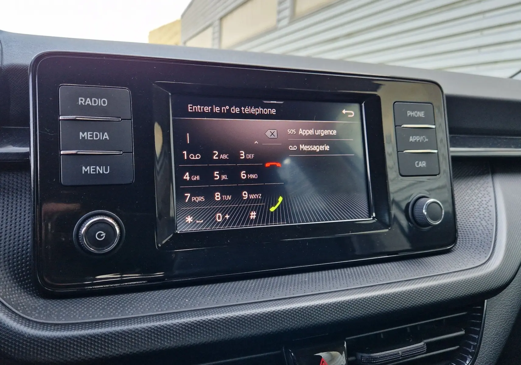 Écran tactile central de la Skoda Fabia Berline Active 2022 affichant le clavier pour entrer un numéro de téléphone.