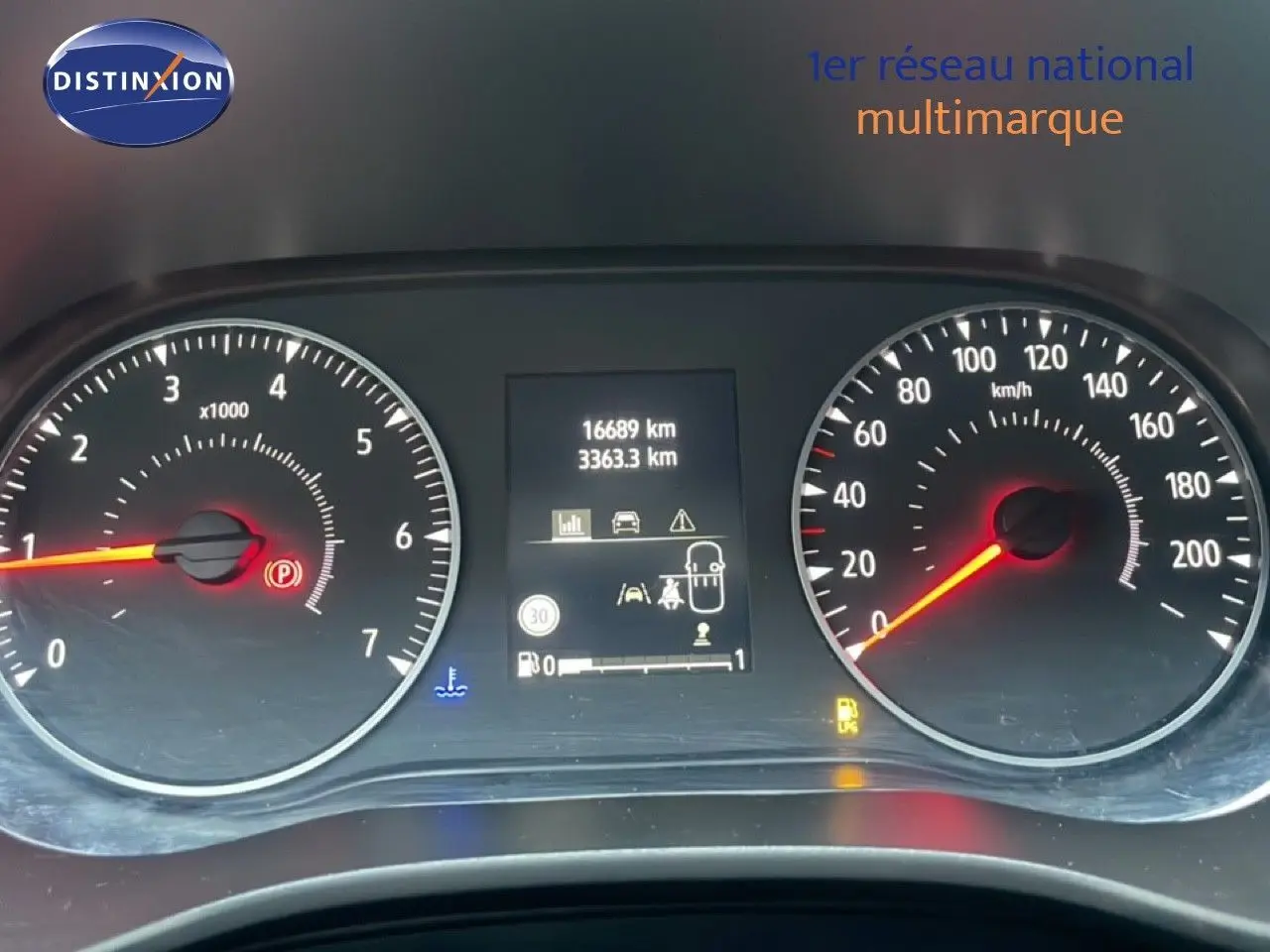 Vue rapprochée du tableau de bord du Dacia Jogger 2025, affichant compteurs et écran digital avec kilométrage.