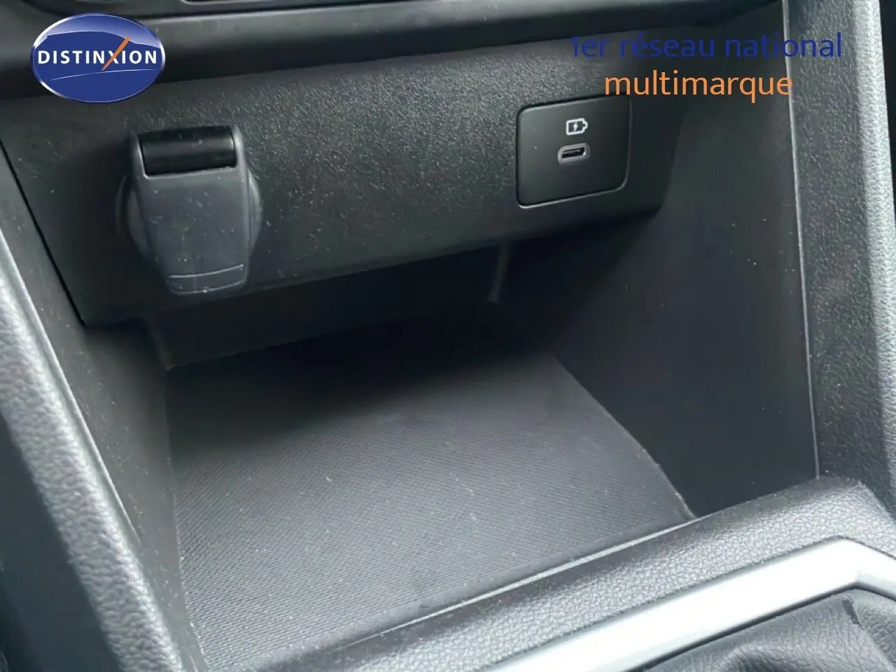 Gros plan sur la console centrale noire avec prise USB et prise 12V du Dacia Jogger 2025.