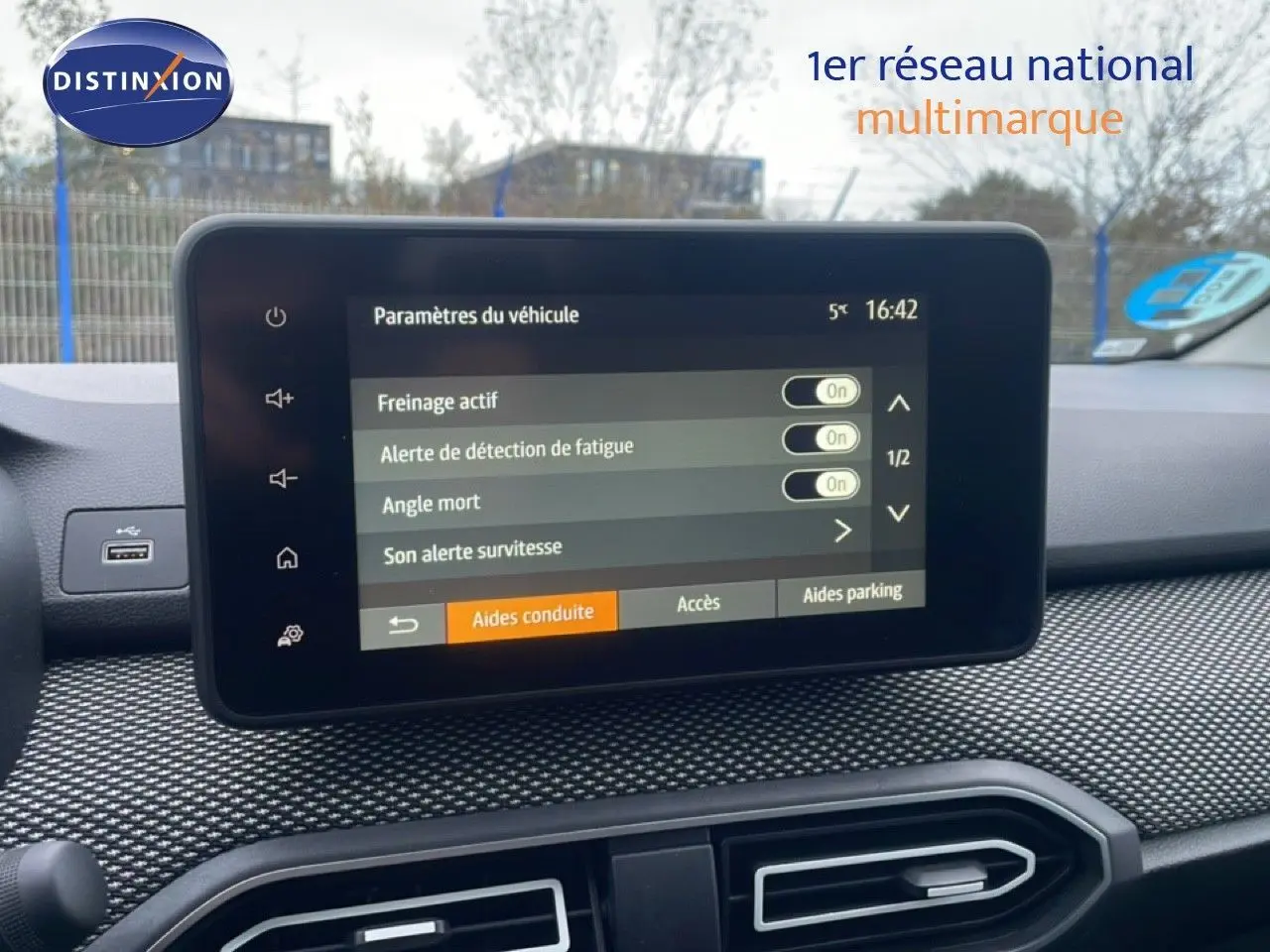Vue avant du Dacia Jogger vert cèdre métal 2025, mettant en valeur sa calandre et ses phares LED distinctifs.