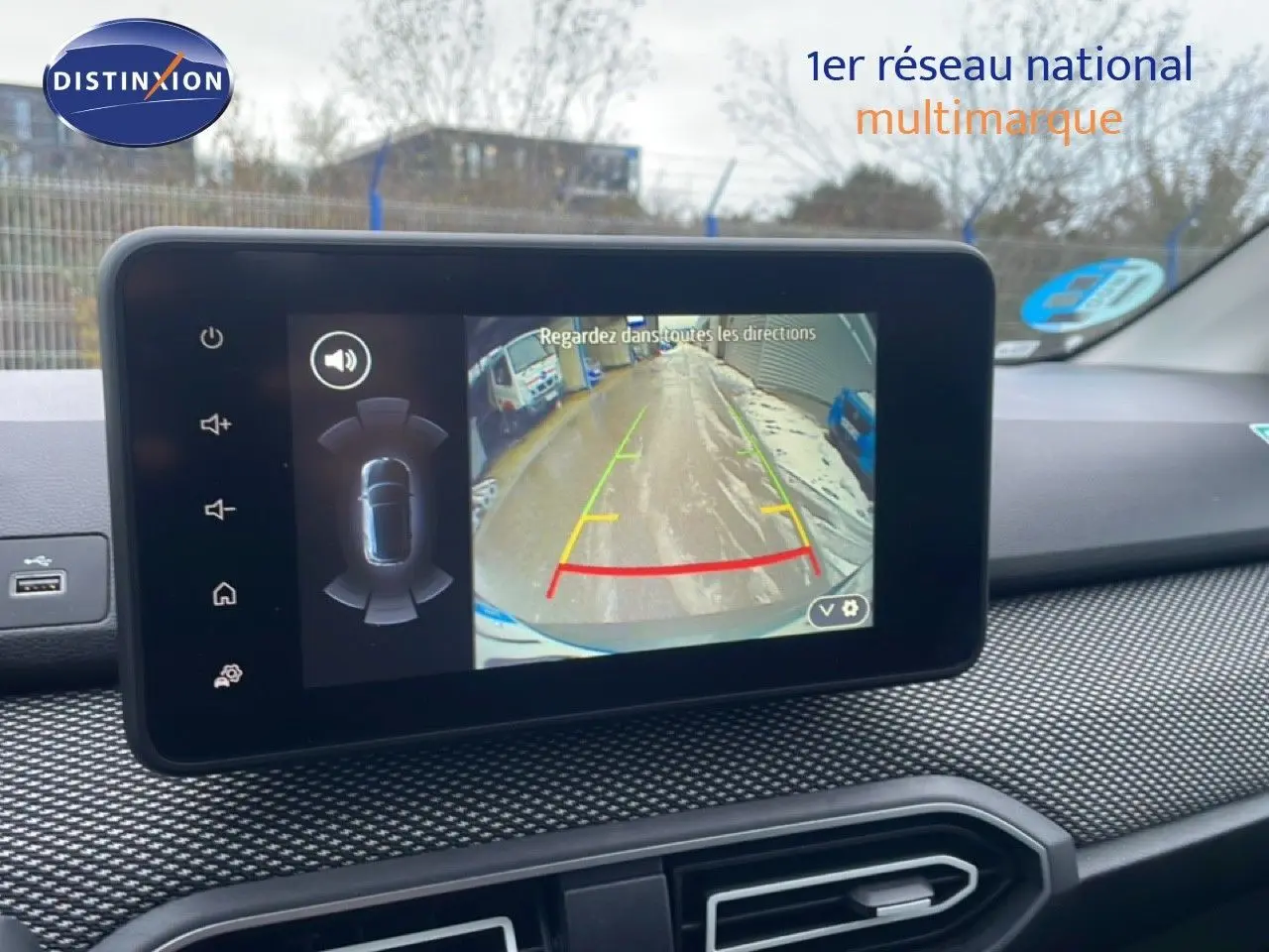 Écran intérieur affichant la caméra de recul du Dacia Jogger, avec tableau de bord et console en vue rapprochée.