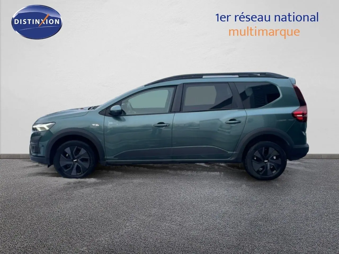 Vue latérale droite d'une Dacia Jogger 2025 vert cèdre métal avec jantes noires et toit noir.