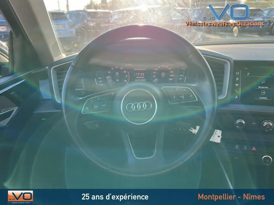 Vue intérieure centrée sur le volant cuir et le cockpit numérique de l'Audi A1 Sportback 2019.