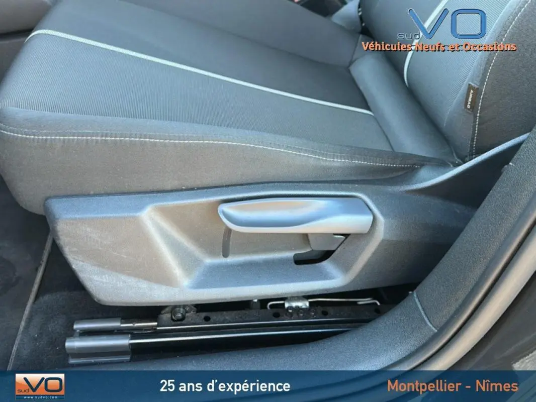 Gros plan sur le réglage manuel du siège avant droit en tissu gris foncé de l'Audi A1 Sportback 2019.