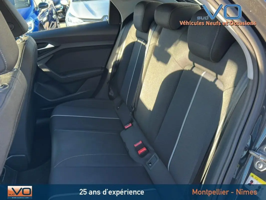 Vue intérieure des sièges arrière en tissu gris foncé de l'Audi A1 Sportback 2019, côté droit avec ceinture de sécurité visible.