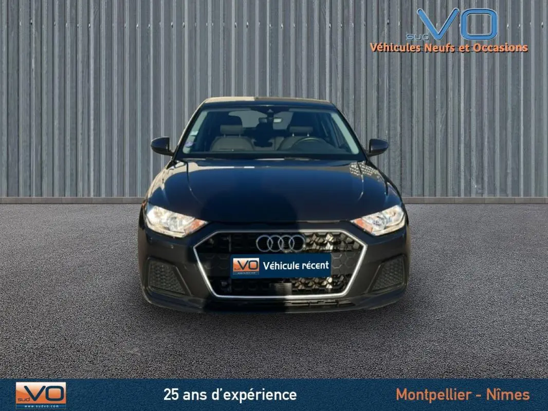 Vue avant d'une Audi A1 Sportback gris foncé 2019 avec calandre hexagonale et phares halogènes allumés.