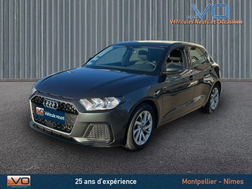 Audi A1 Sportback gris foncé vue 3/4 avant droit, avec jantes 16 pouces et calandre hexagonale distinctive.