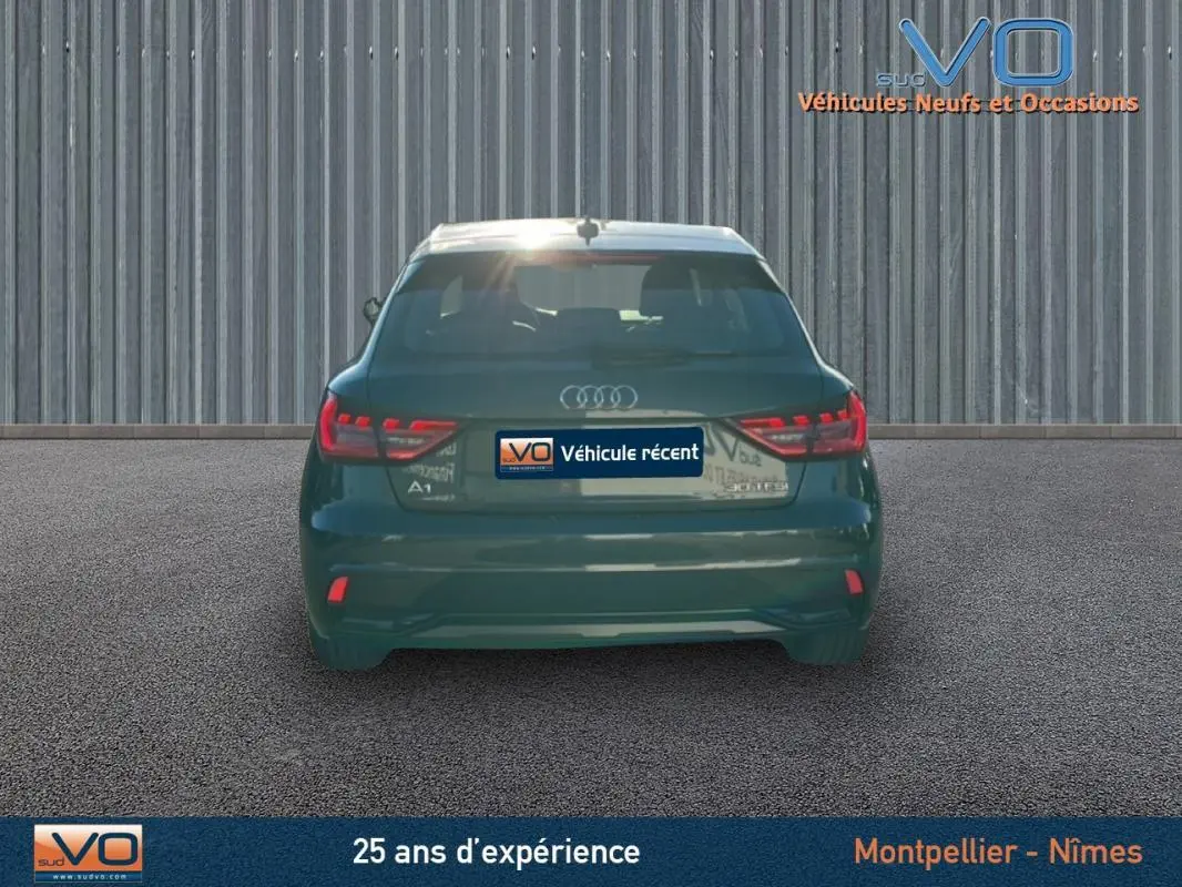 Vue arrière d'une Audi A1 Sportback gris foncé de 2019 avec feux arrière LED et plaque d'immatriculation visible.