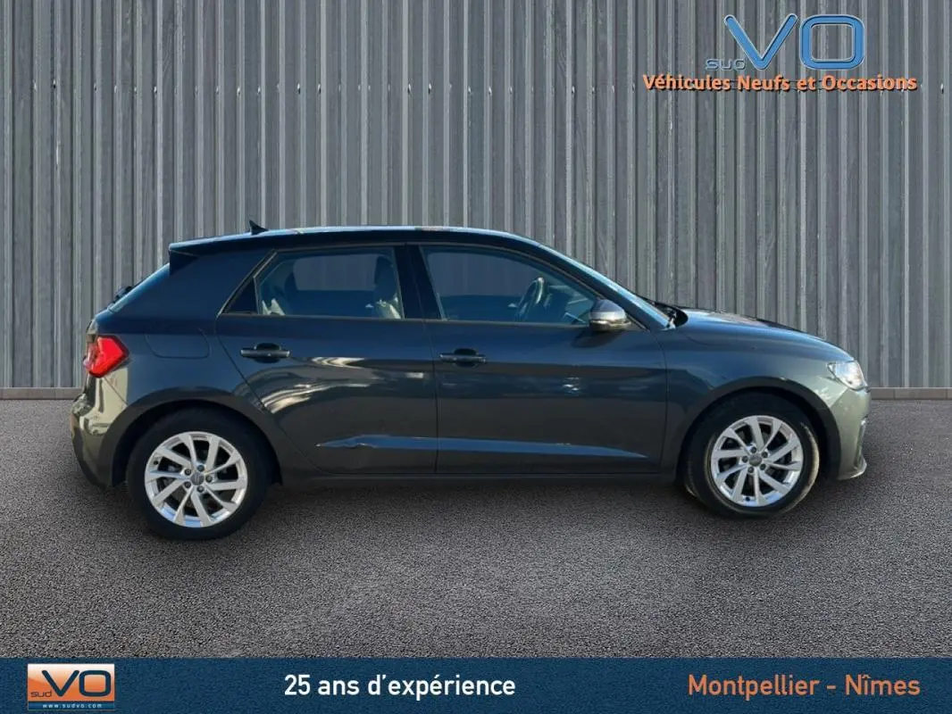 Profil côté gauche d'une Audi A1 Sportback gris foncé de 2019 avec jantes 16 pouces et vitres teintées.