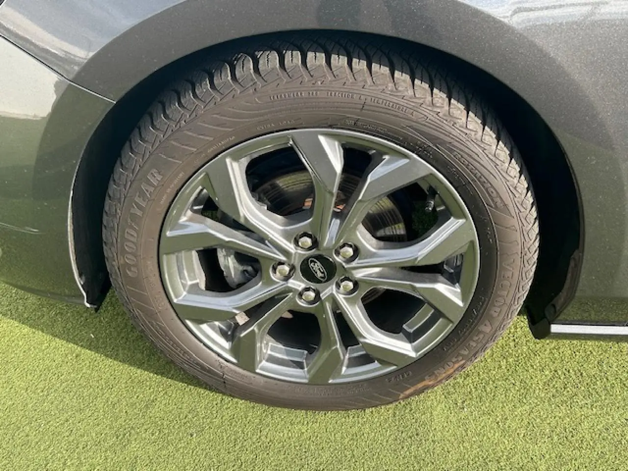 Gros plan sur la roue arrière droite gris metallic de la Ford Focus IV ST-Line X avec jante alliage 17 pouces à 5 branches.