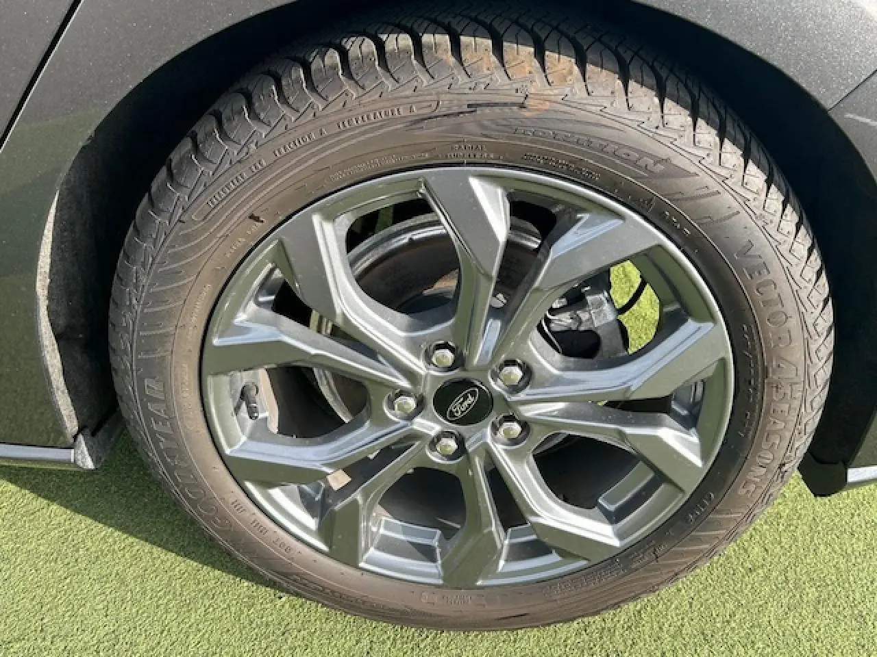 Gros plan sur la roue alliage 17'' à 5 branches gris métallisé de la Ford Focus IV gris Magnetic.