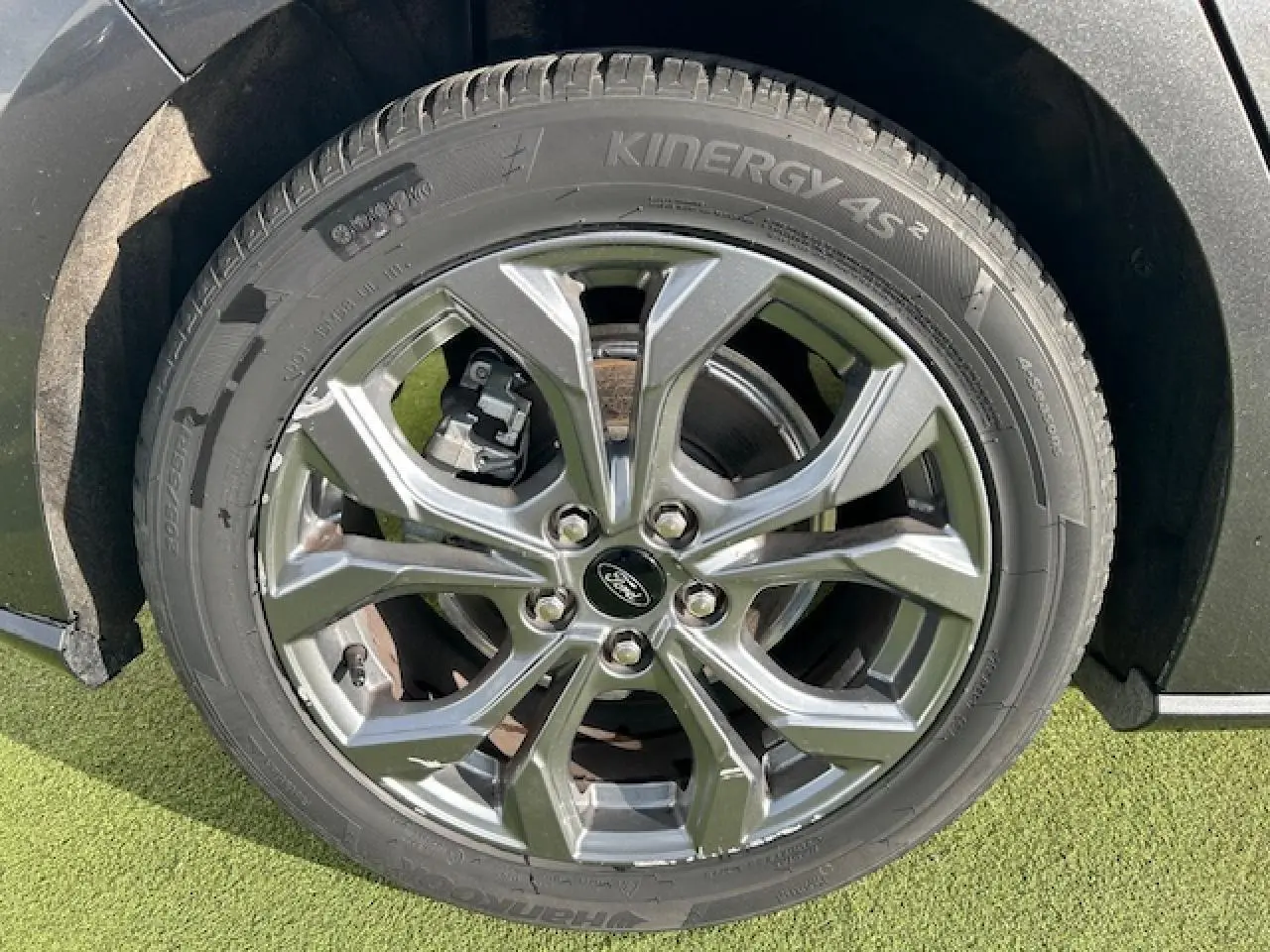 Gros plan sur la jante alliage 17'' à 5 branches de la Ford Focus IV gris Magnetic Metal, avec logo Ford central.