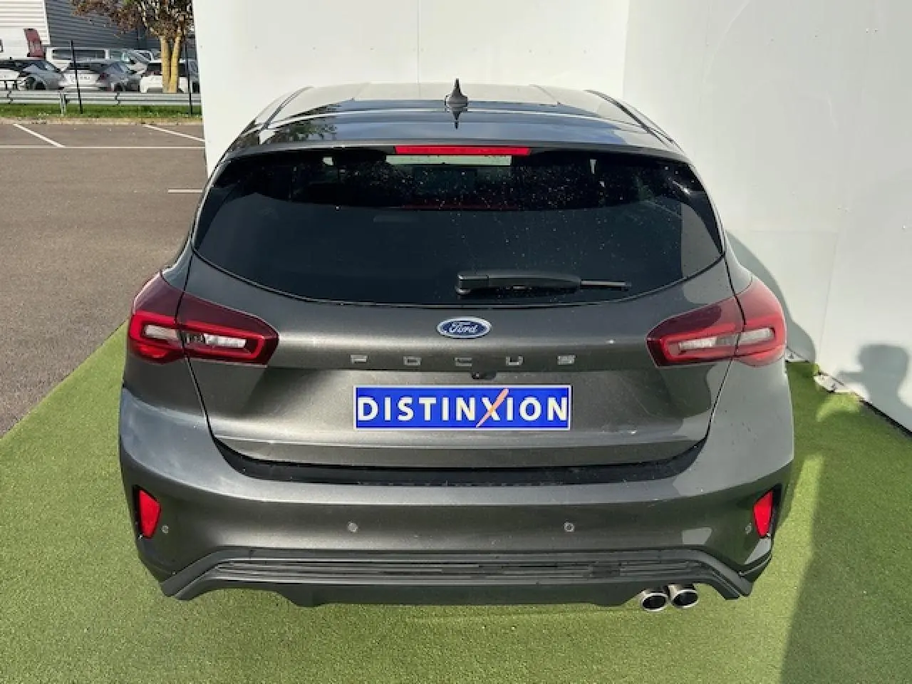 Vue arrière d'une Ford Focus IV ST-Line gris magnetic métal avec double sortie d'échappement et feux LED.