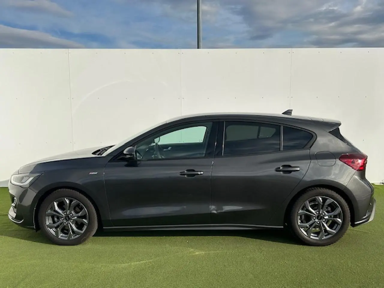 Ford Focus IV 1.5 EcoBlue ST-Line X gris metallic vue de profil côté gauche avec jantes alliage 17 pouces.