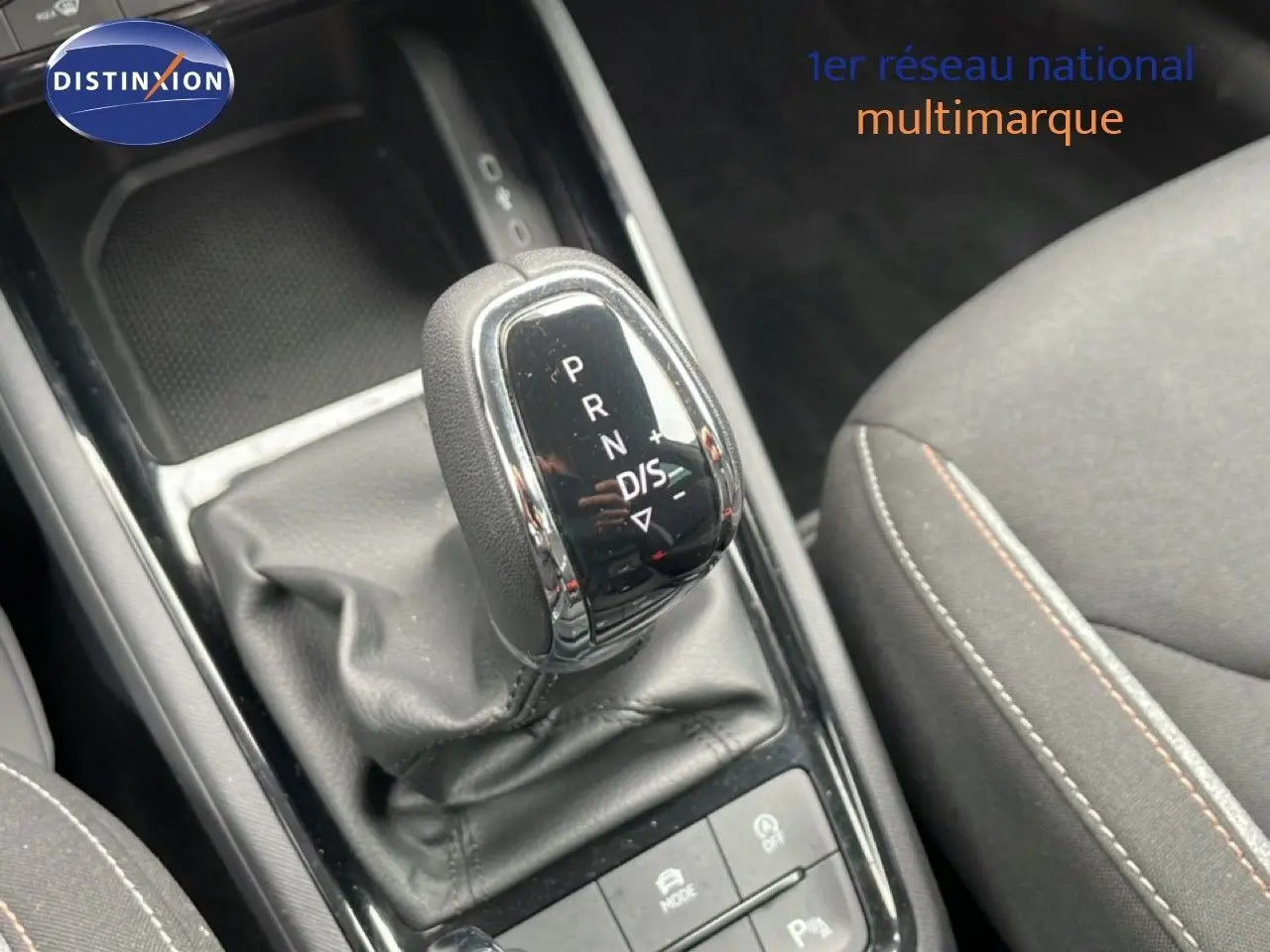 Le levier de vitesse automatique noir du Skoda Kamiq 2025, vue rapprochée de la console centrale et siège tissu gris.
