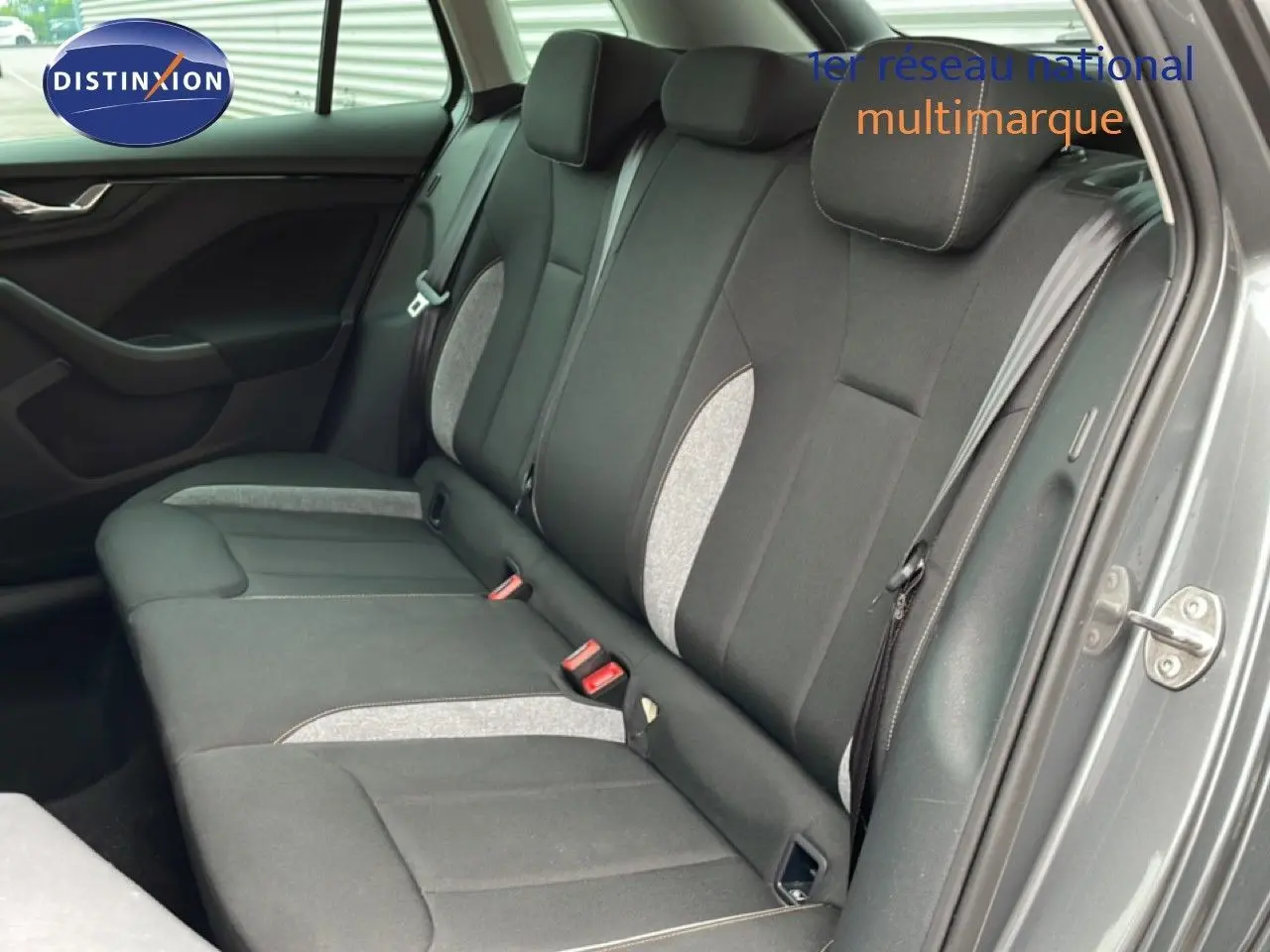 Vue intérieure côté droit des sièges arrière en tissu noir et gris du Skoda Kamiq 2025 couleur gris graphite métal.