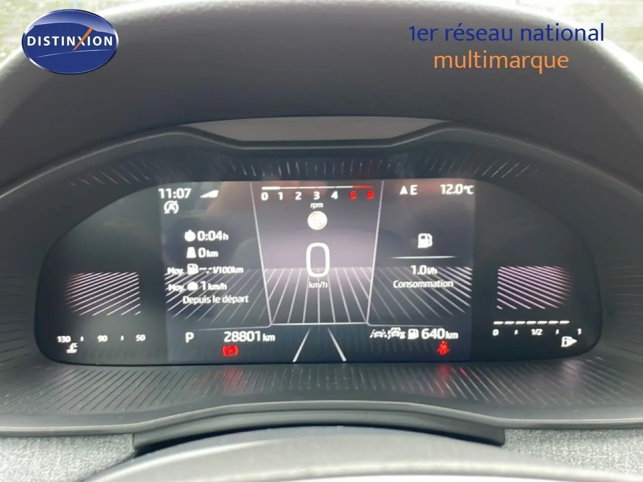 Tableau de bord numérique du Skoda Kamiq 2025 affichant la vitesse à 0 km/h et 28 801 km au compteur.