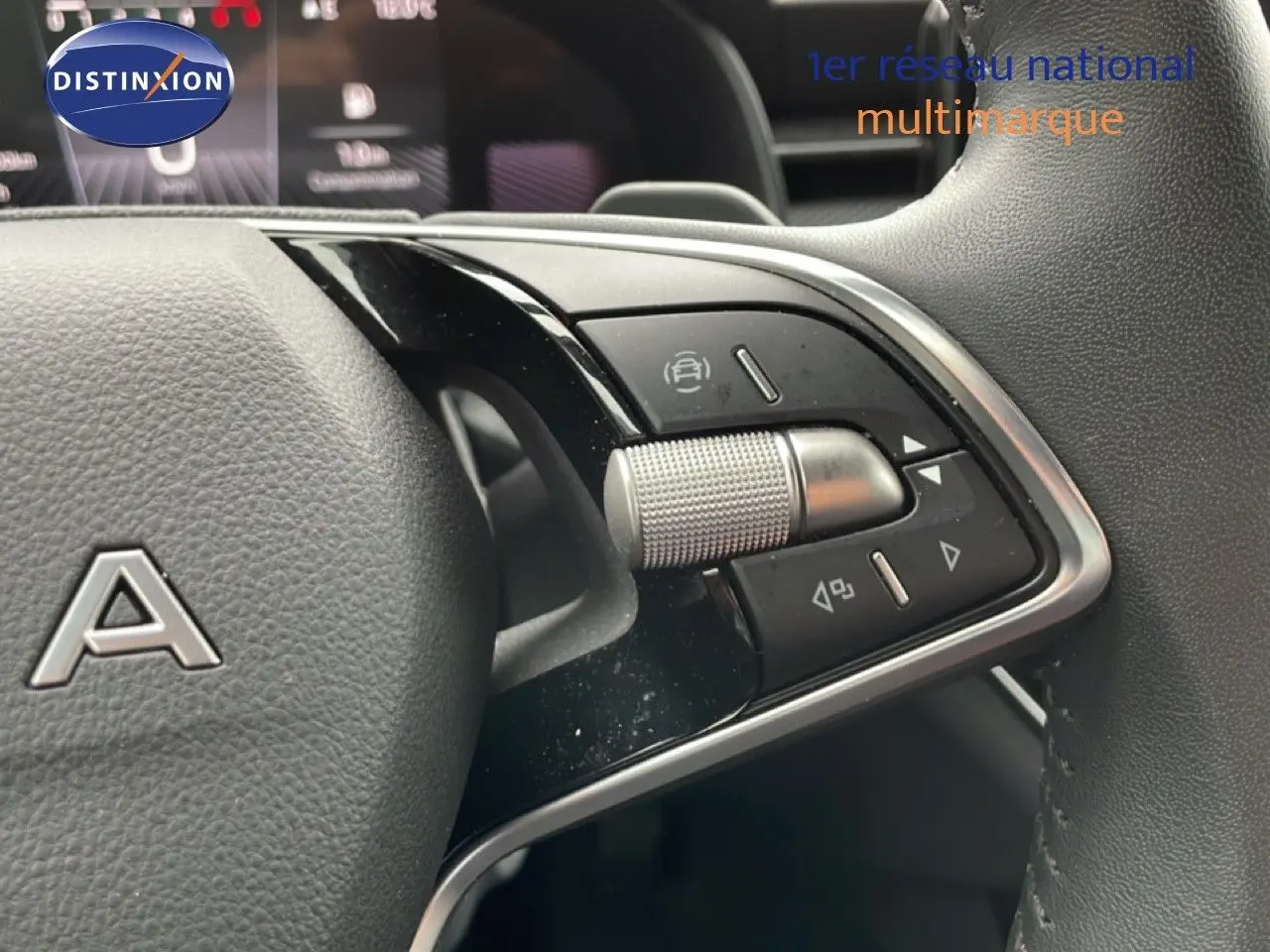 Gros plan sur les commandes à droite du volant cuir du Skoda Kamiq gris graphite, avec molette et boutons multifonctions.