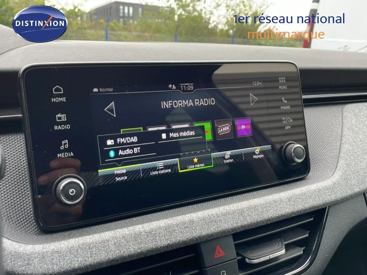 Écran tactile central du tableau de bord du Skoda Kamiq 2025, affichant le menu radio et multimédia.
