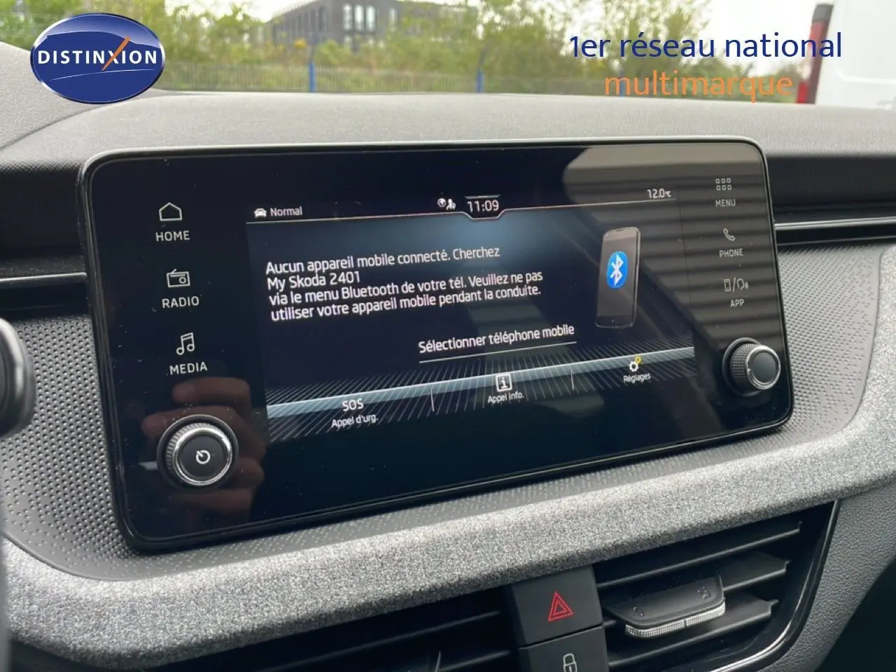 Écran tactile central du tableau de bord du Skoda Kamiq gris graphite, affichant le menu Bluetooth et les options multimédia.