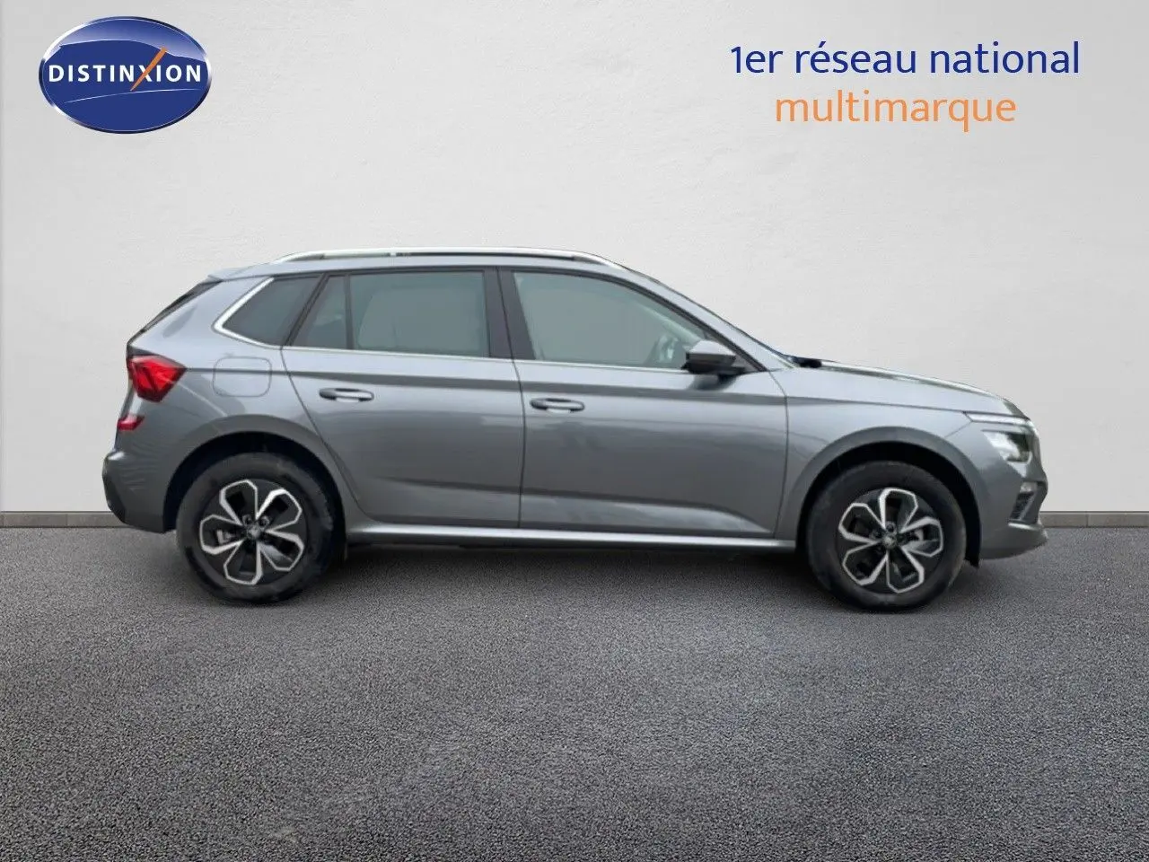 Vue latérale droite d'un Skoda Kamiq gris graphite métal 2025 avec jantes alliage et vitres teintées.