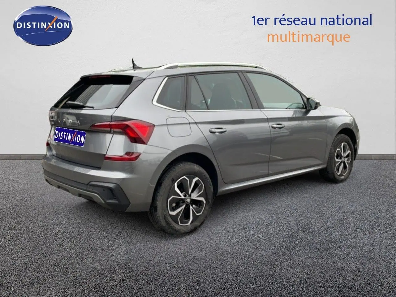 Vue 3/4 arrière droite d'un Skoda Kamiq gris graphite métal avec jantes alliage et feux arrière LED.