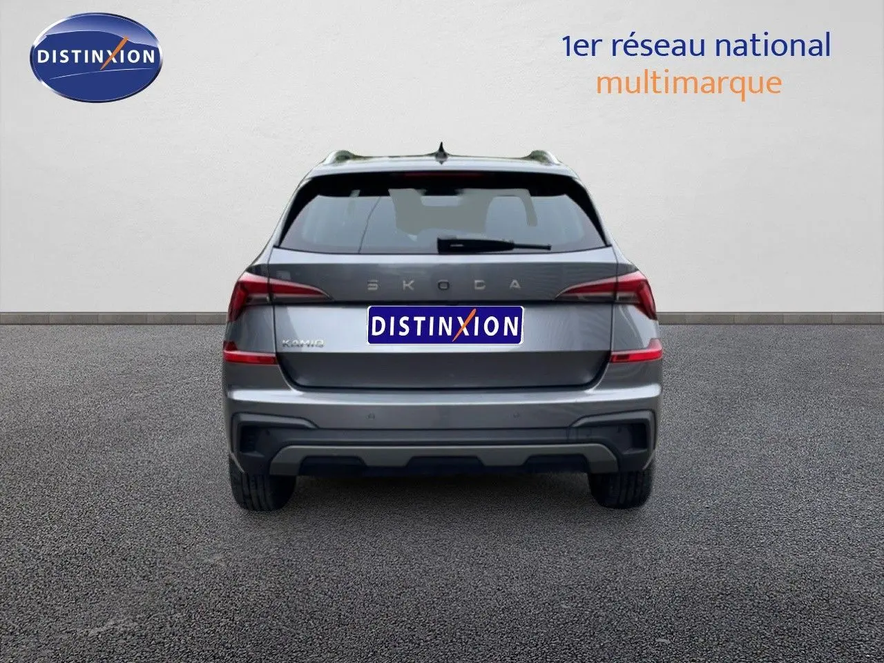 Vue arrière d’un Skoda Kamiq gris graphite métal 2025 avec feux LED et logo distinctif au centre du hayon.