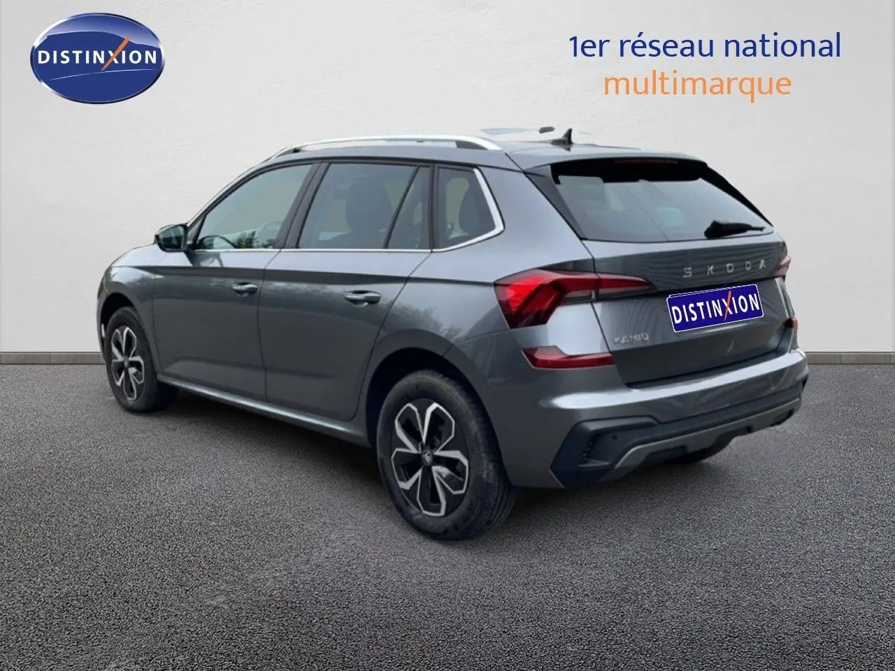 Vue 3/4 arrière droite d'un Skoda Kamiq gris graphite métal avec jantes alliage et feux arrière LED.