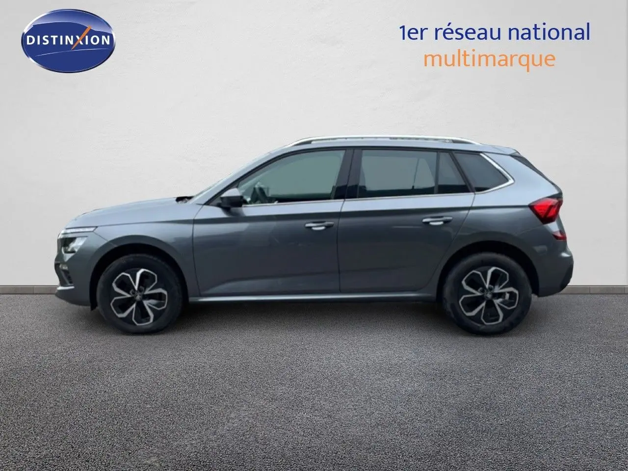 Vue latérale droite du Skoda Kamiq 2025 en gris graphite métal, soulignant ses jantes distinctives et lignes épurées.