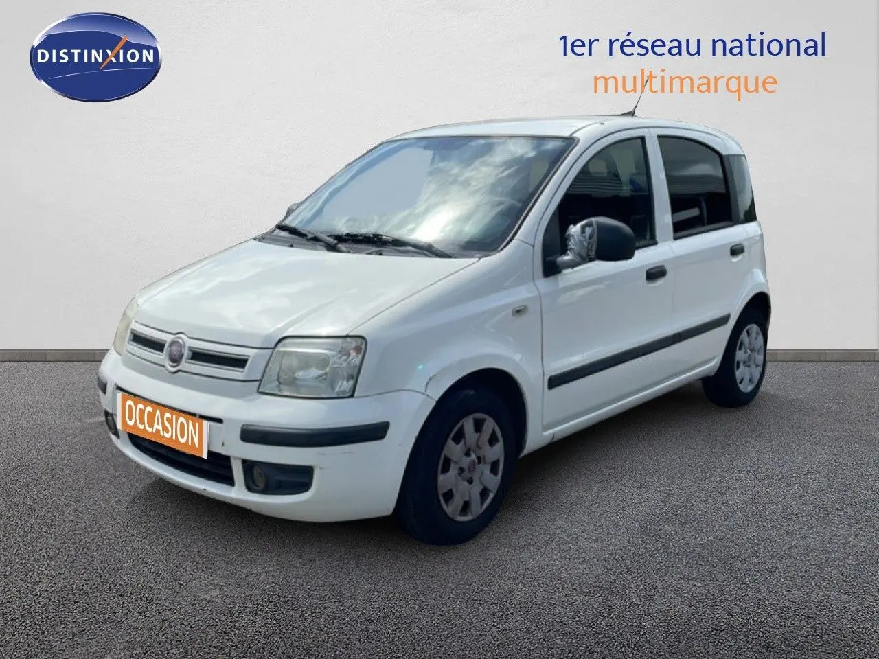 Vue 3/4 avant droite d'une Fiat Panda blanche de 2011 avec plaques orange "OCCASION" et rétroviseur droit protégé.