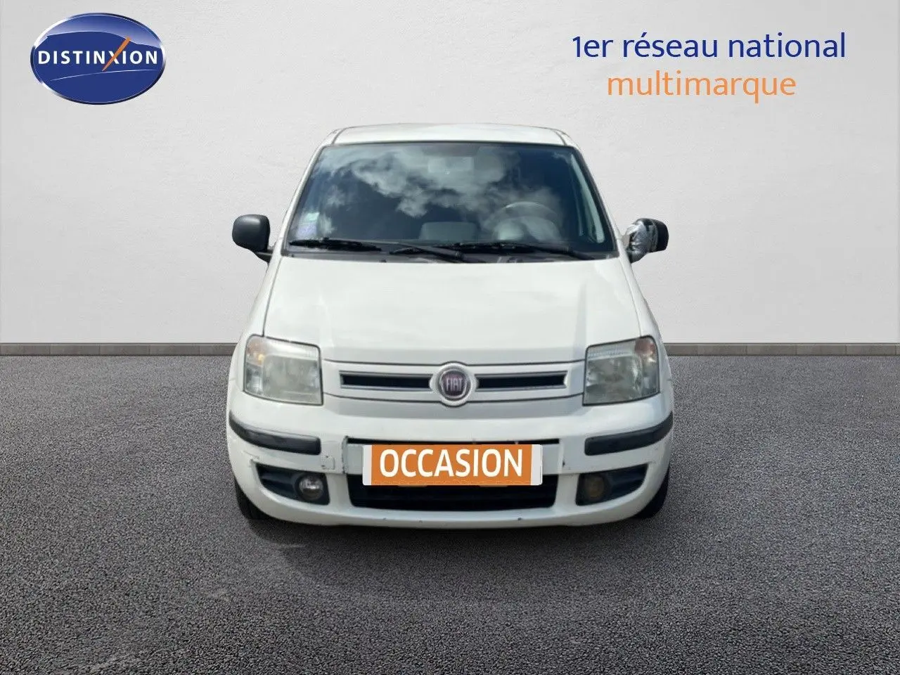 Vue frontale d'une FIAT Panda blanche de 2011 avec plaque orange "OCCASION" sur fond neutre.