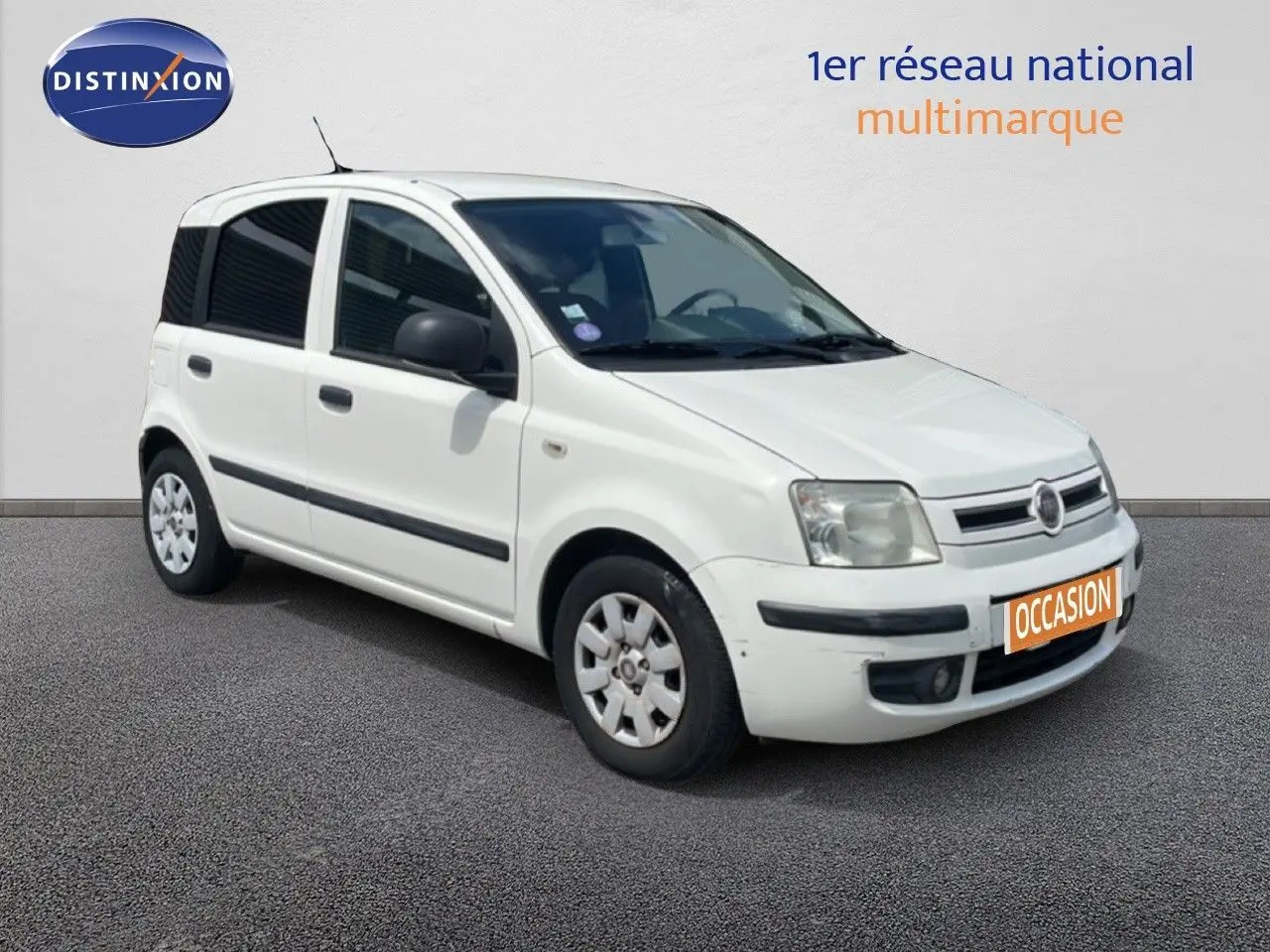 Vue 3/4 avant droite d'une Fiat Panda blanche de 2011 avec cinq portes et jantes acier d'origine.