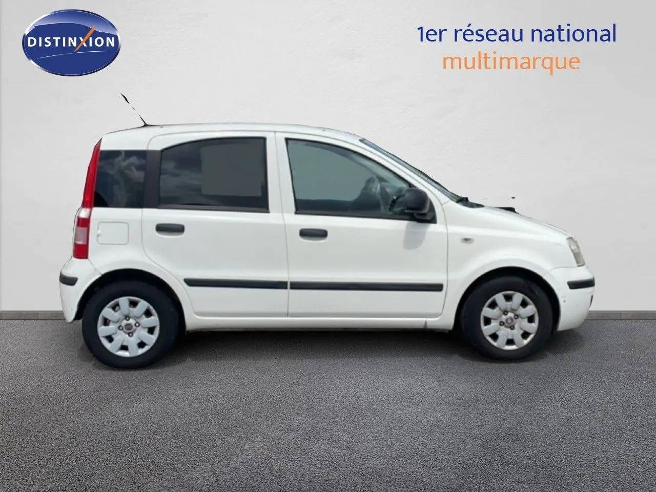 Profil latéral droit d'une FIAT Panda blanche 5 portes de 2011 avec vitres teintées et jantes acier.