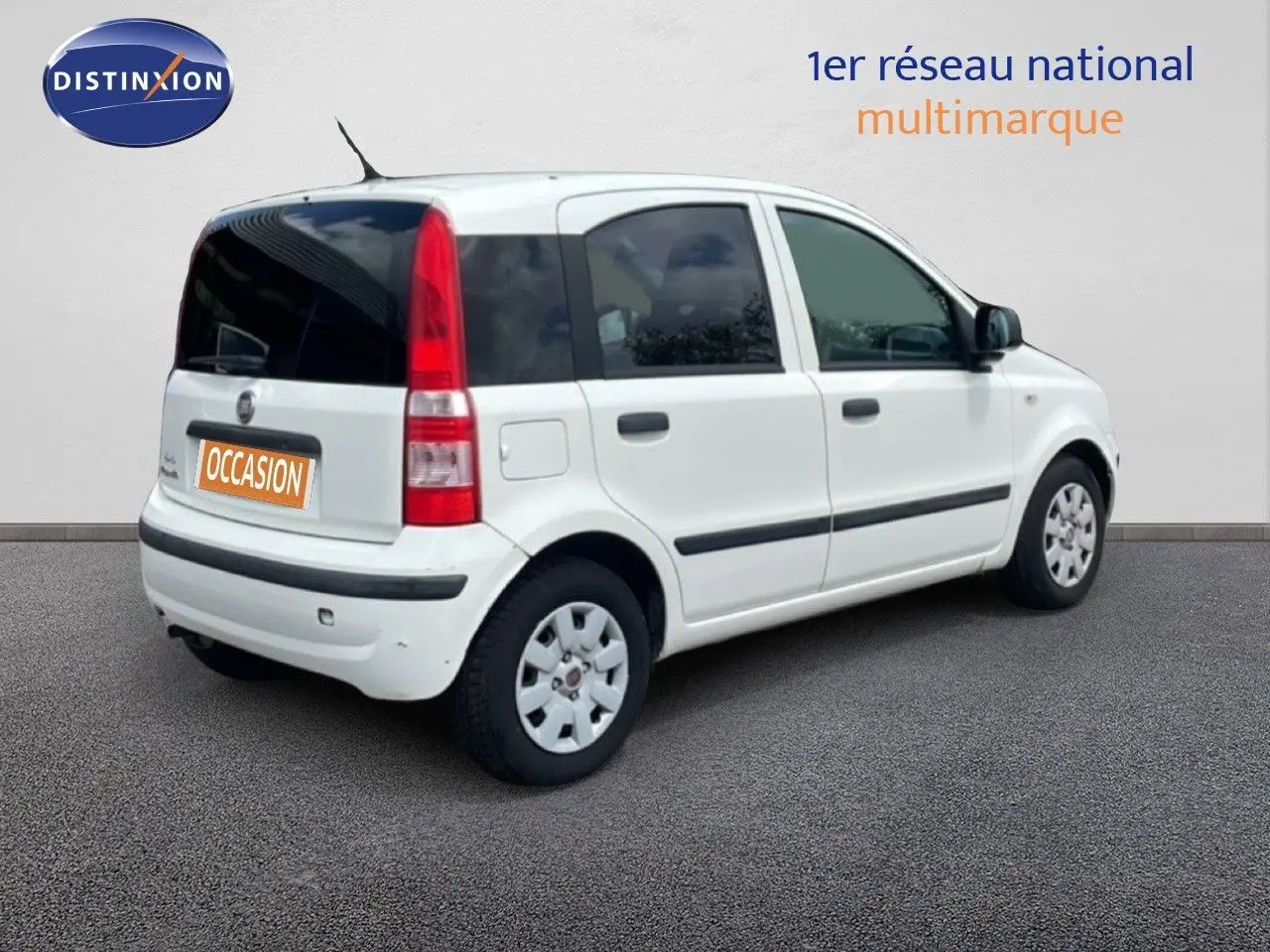 Vue 3/4 arrière droite d'une Fiat Panda blanche 2011 avec vitres arrière teintées et hayon vertical.