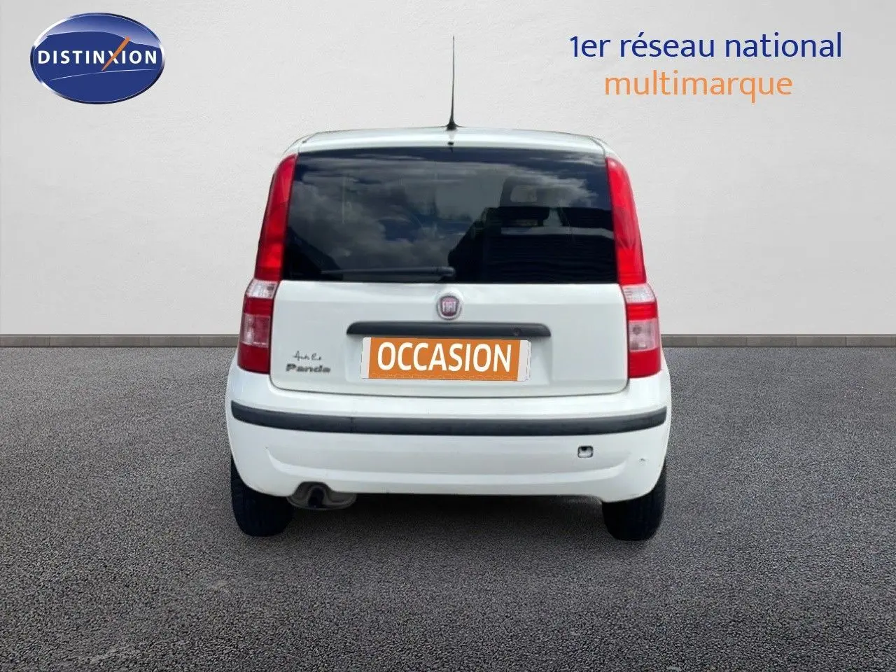 Vue arrière d'une FIAT Panda blanche de 2011 avec hayon noir et feux arrière verticaux rouges.