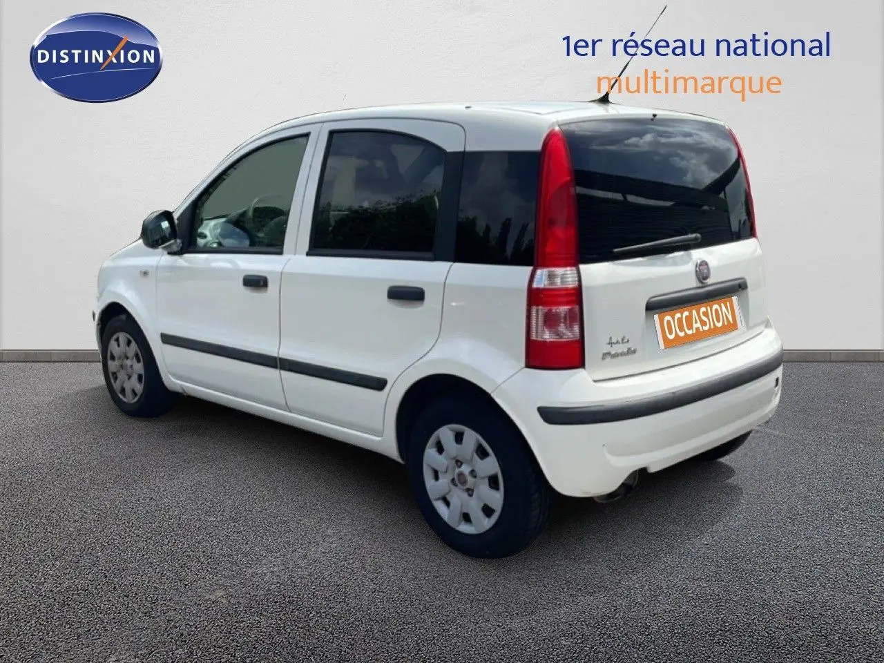 Vue 3/4 arrière droite d'une Fiat Panda blanche de 2011 avec vitres arrière teintées et hayon fermé.