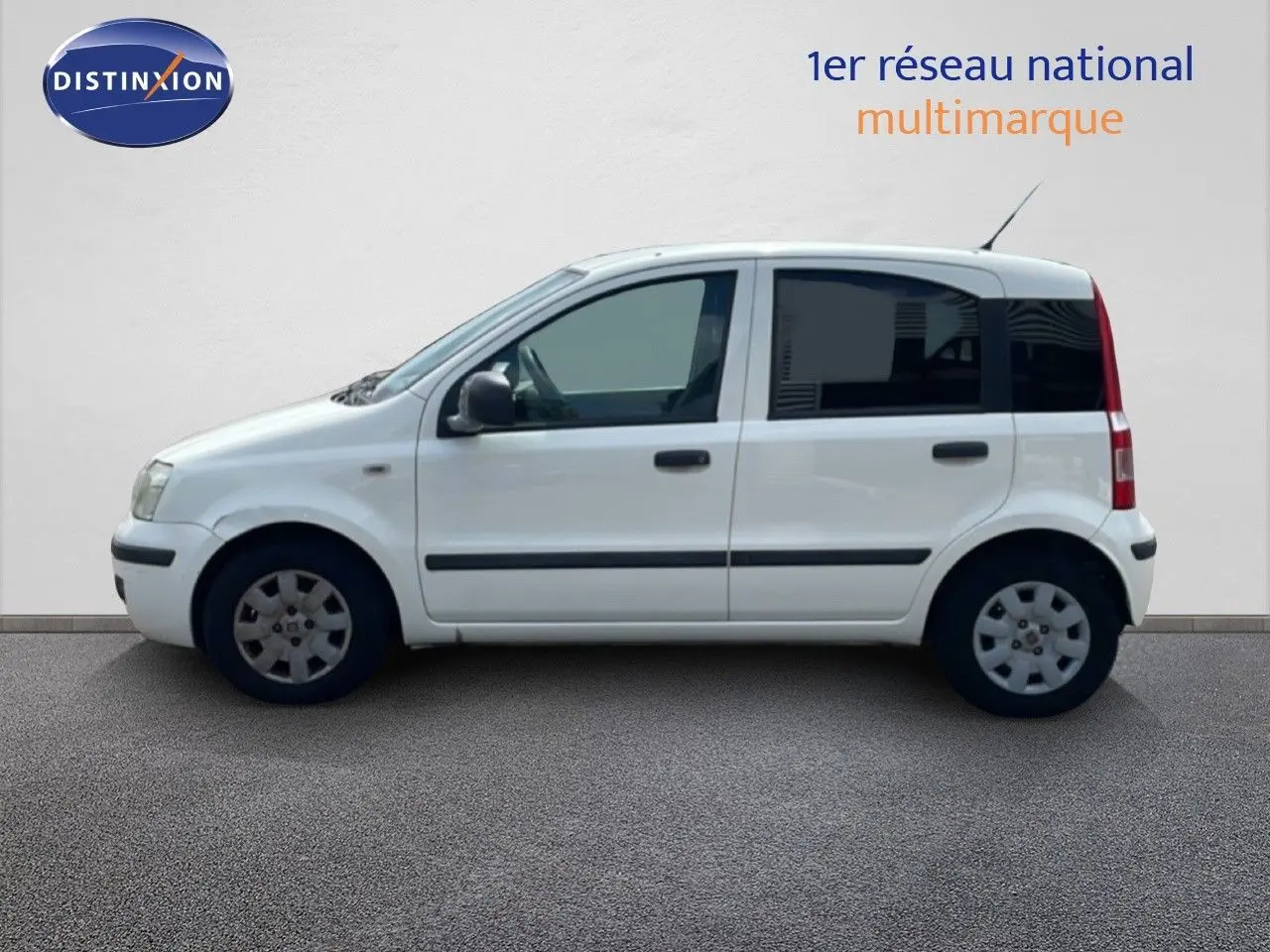 Vue de profil côté gauche d'une FIAT Panda blanche de 2011 avec vitres arrière teintées et jantes acier.