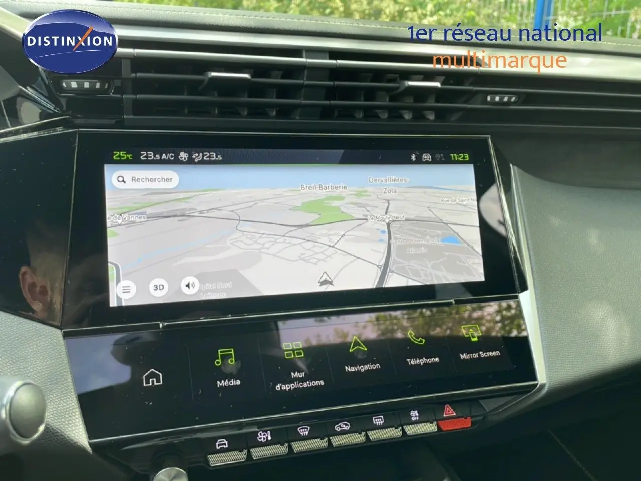 Vue rapprochée de l’écran tactile central du tableau de bord de la Peugeot 308 gris Artense, affichant la navigation.
