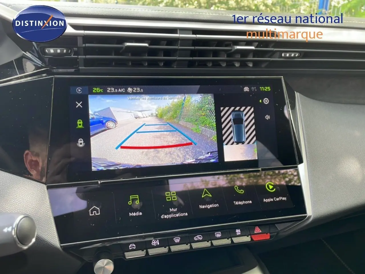 Vue rapprochée de l’écran tactile intérieur de la Peugeot 308 gris Artense, affichant la caméra de recul et les options multimédia.