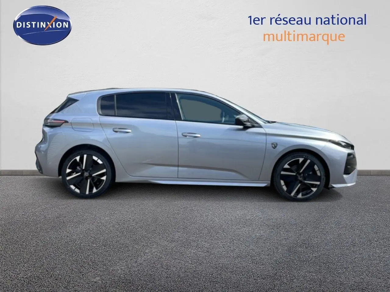 Profil droit d'une Peugeot 308 gris Artense métal, version hybride 2026 avec jantes noires et argentées.