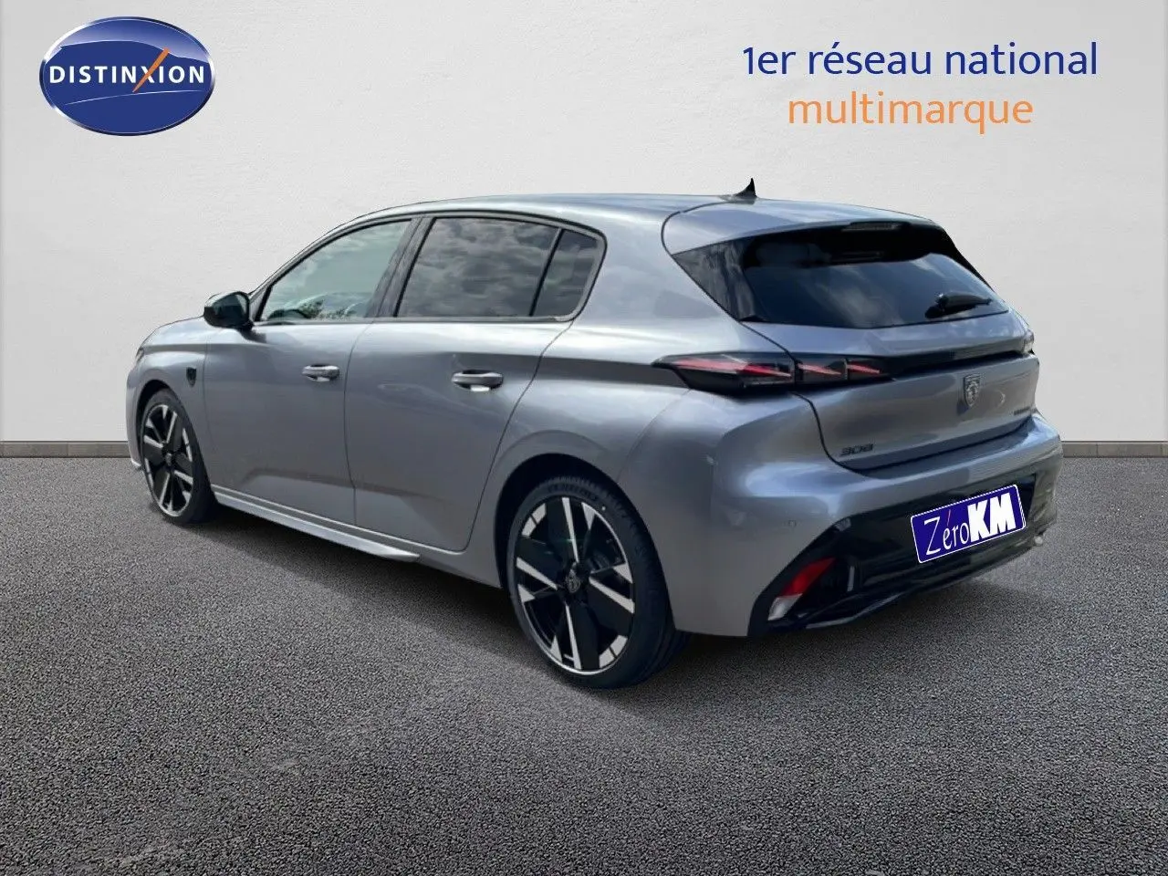 Vue 3/4 arrière droite d'une Peugeot 308 gris Artense métal avec jantes noires et toit noir brillant.