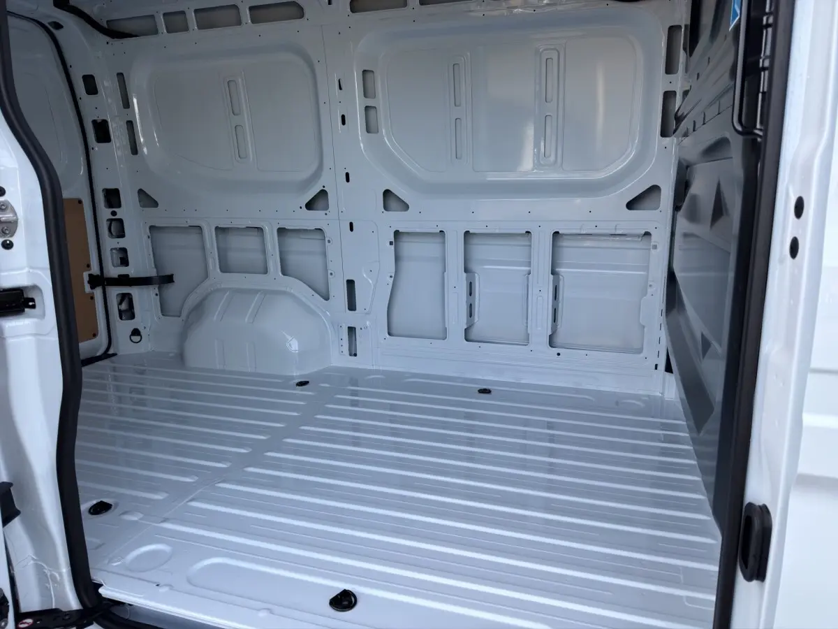 Vue intérieure arrière du Renault Master blanc montrant la zone de chargement vide et spacieuse.