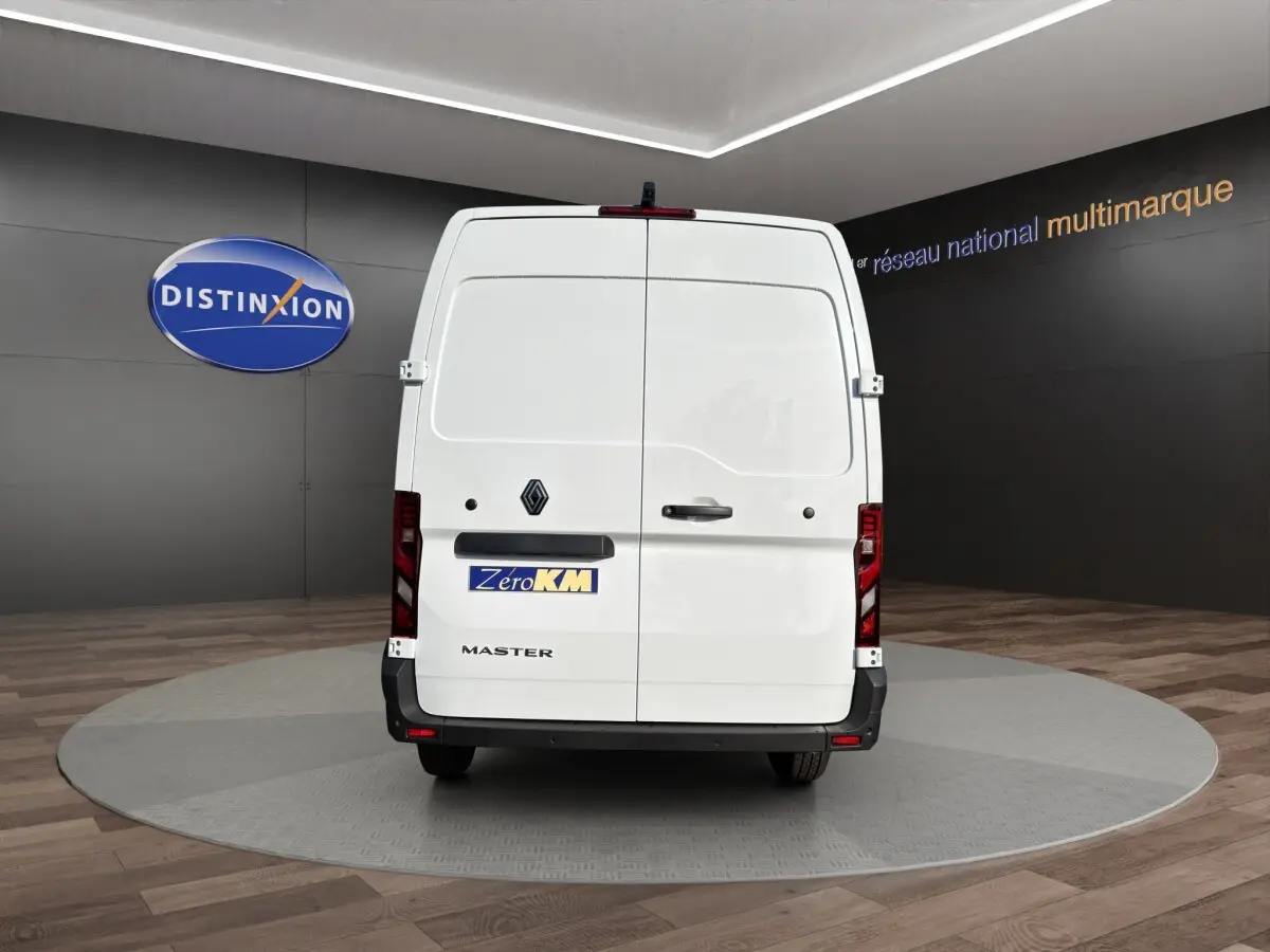 Vue arrière d’un Renault Master blanc 2026 avec portes battantes et logo Renault visible.