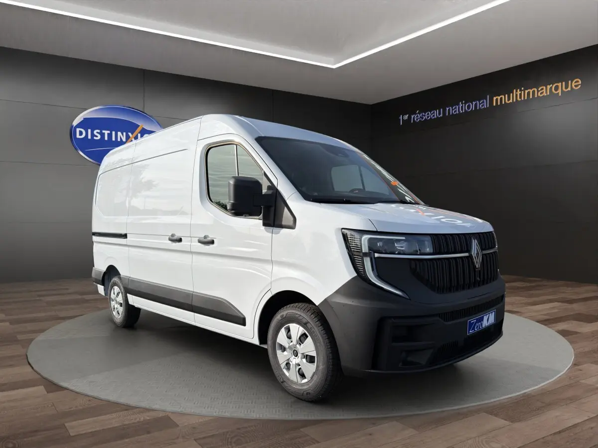 Renault Master blanc en vue 3/4 avant droit, avec calandre noire et jantes acier argentées.