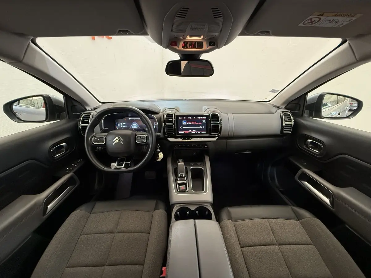 Intérieur du Citroën C5 Aircross Business 2020, vue de face sur tableau de bord et volant cuir noir.