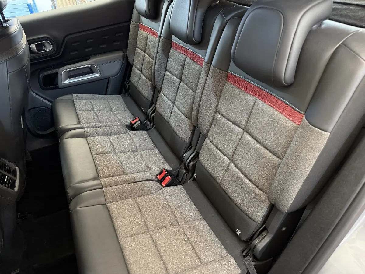 Vue latérale des sièges arrière gris clair avec surpiqûres rouges du Citroën C5 Aircross 2020 Business Diesel